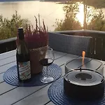 Koselig Og Usjenert Med Fantastisk Utsikt Og Solforhold