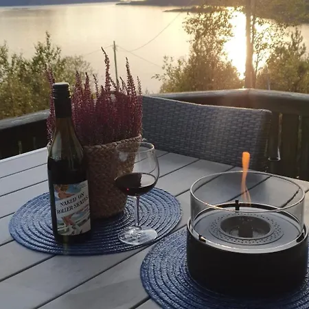 Koselig Og Usjenert Med Fantastisk Utsikt Og Solforhold